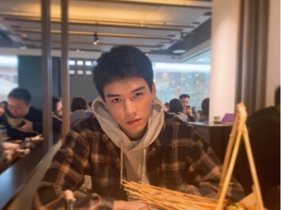 龚俊大学照片曝光,造型普通颜值却惊艳