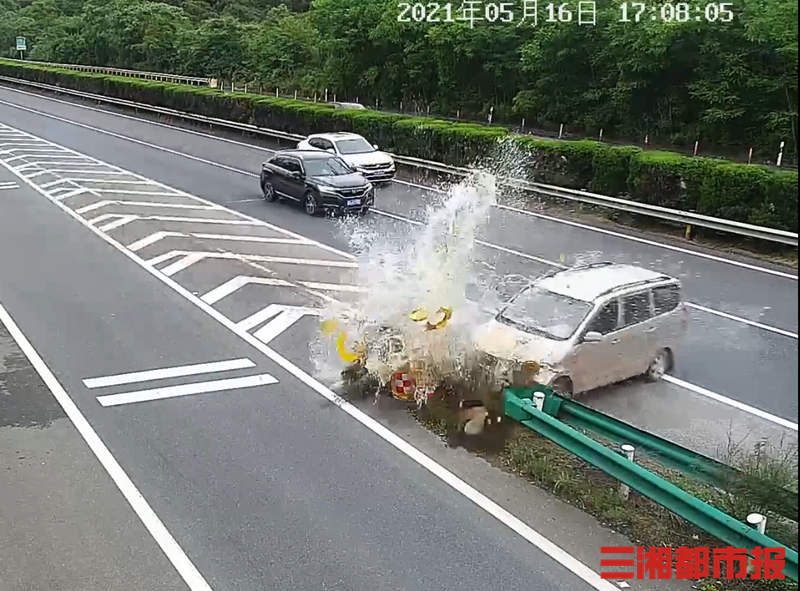 前车匝道口突然实线变道,后车失控一头撞上防撞桶,水花激起几米高