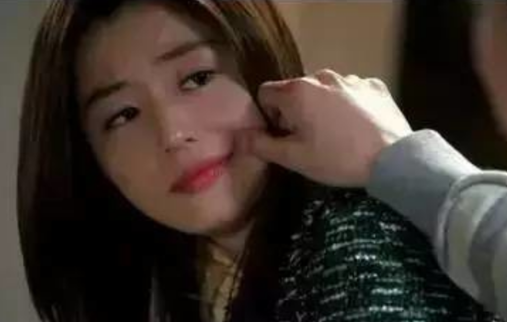 男女扒开内衣亲吻视频_美女被帅哥扒开脑亲吻(2)