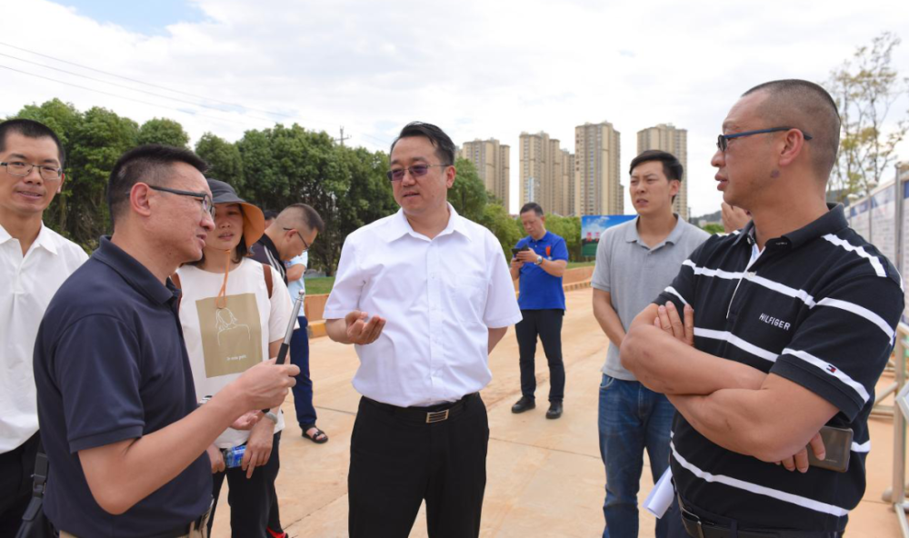5月18日,区委副书记,区长李亮率队调研五华区部分城市更新改造项目.