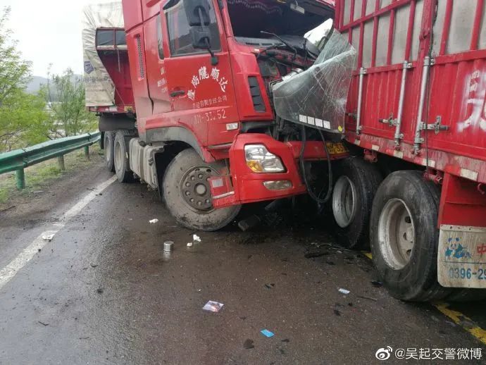 吴起县长吴路36km 70m处发生两辆大型货车相撞事故