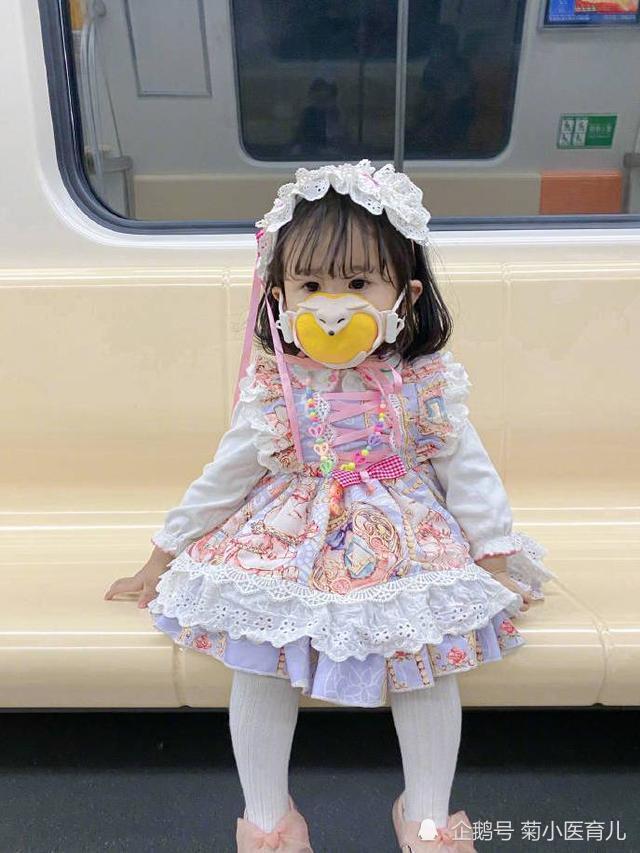 小学生因沉迷洛丽塔服饰,被妈妈嫌弃,妈妈:那是正常人能穿的吗?