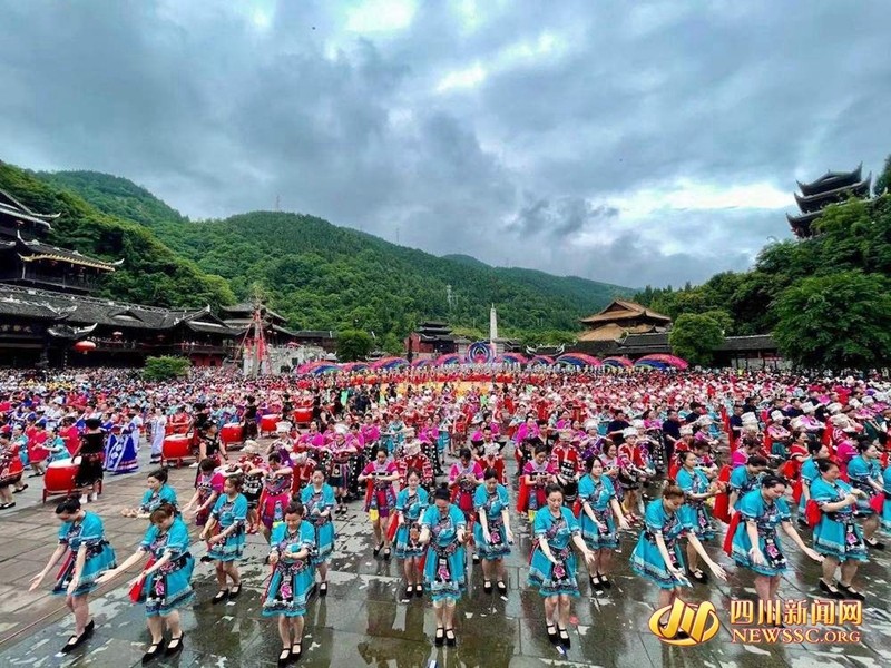 第十届彭水踩花山节开幕 苗家儿女共聚九黎城祭祖祈福