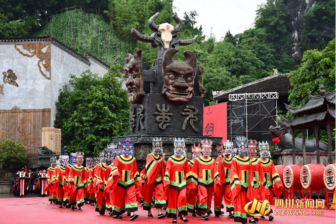 第十届彭水踩花山节开幕 苗家儿女共聚九黎城祭祖祈福