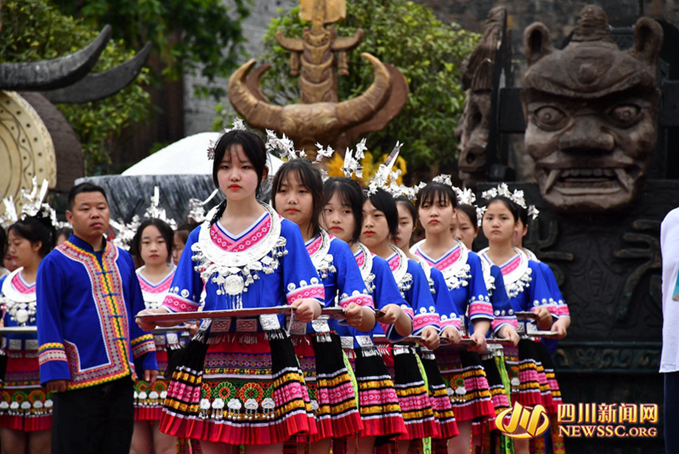 第十届彭水踩花山节开幕 苗家儿女共聚九黎城祭祖祈福