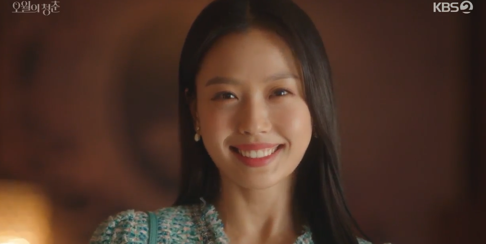 这位替她相亲的女生,名字叫 金明熙,就是我们的女主角.