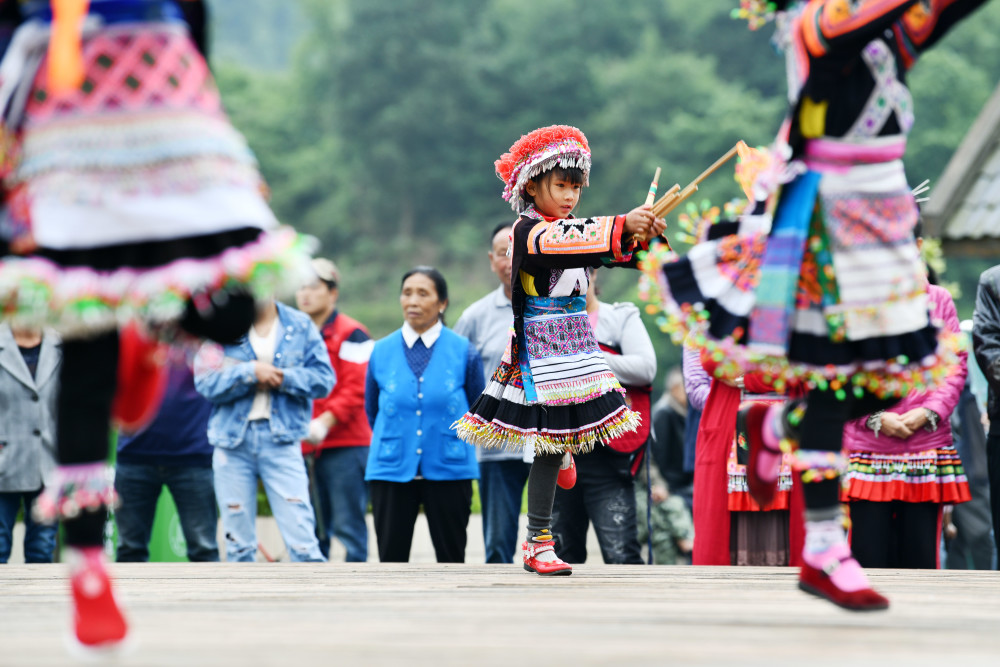 5月19日,在贵州省龙里县谷脚镇茶香村,少数民族同胞参加庆祝活动.