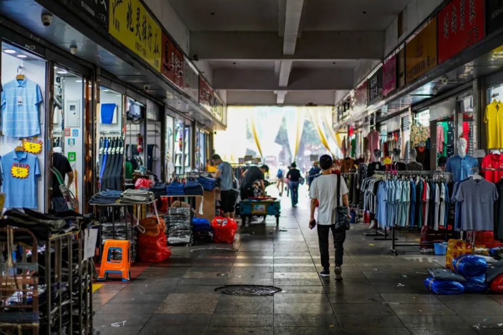 胡乐说他已经有答案了 ,"我们决定搬去环北丝绸服装城,7月份就在那里