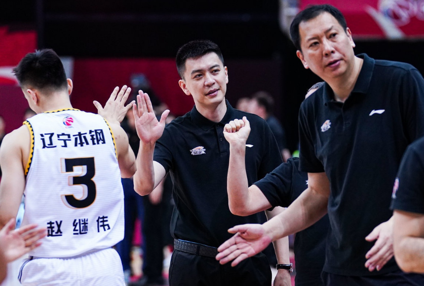 在卢伟和马丁内斯相继离队之后,李洪庆需要帮助杨鸣需要新帮手