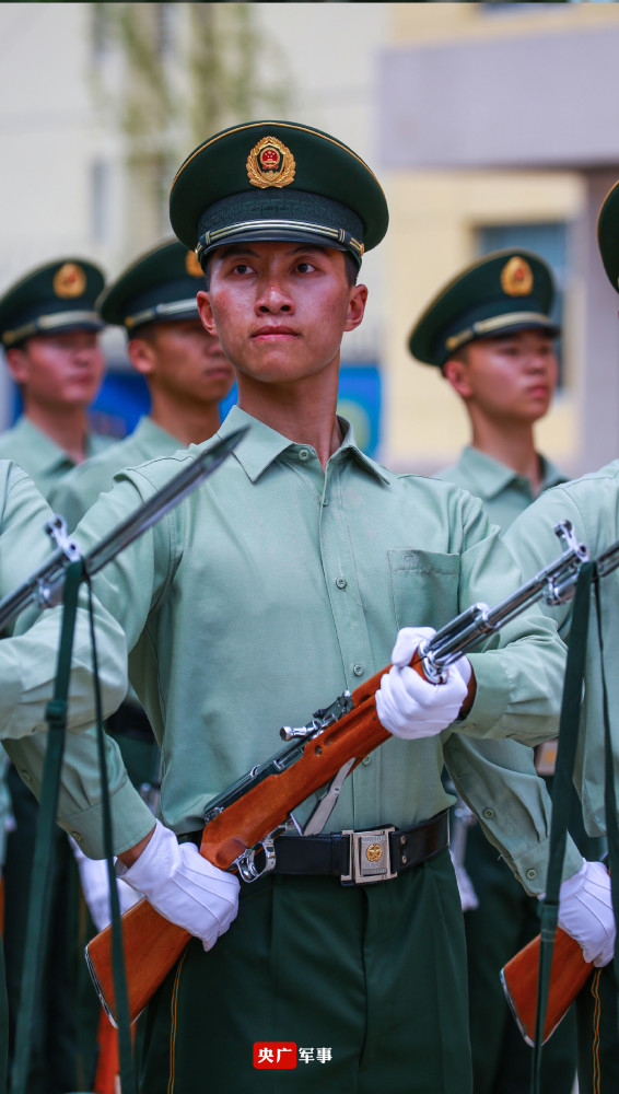 一组手机壁纸,带你看看训练场上的武警仪仗兵!整