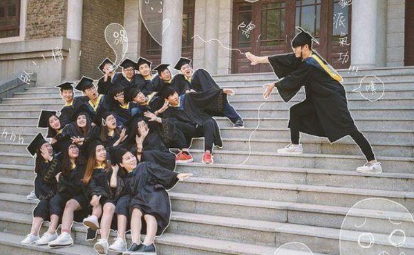 本科生嘲讽专科生没资格穿学士服拍照专科生就不是大学生