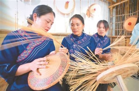 环江毛南族女子龙舟队赛出的民族团结精神