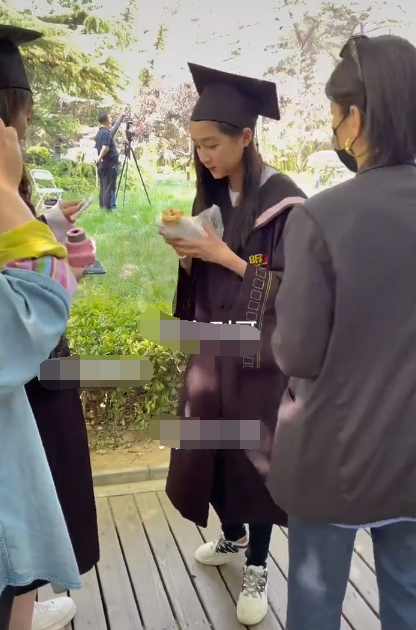 关晓彤现身北电补拍毕业照穿学士服造型超漂亮青春活力十足