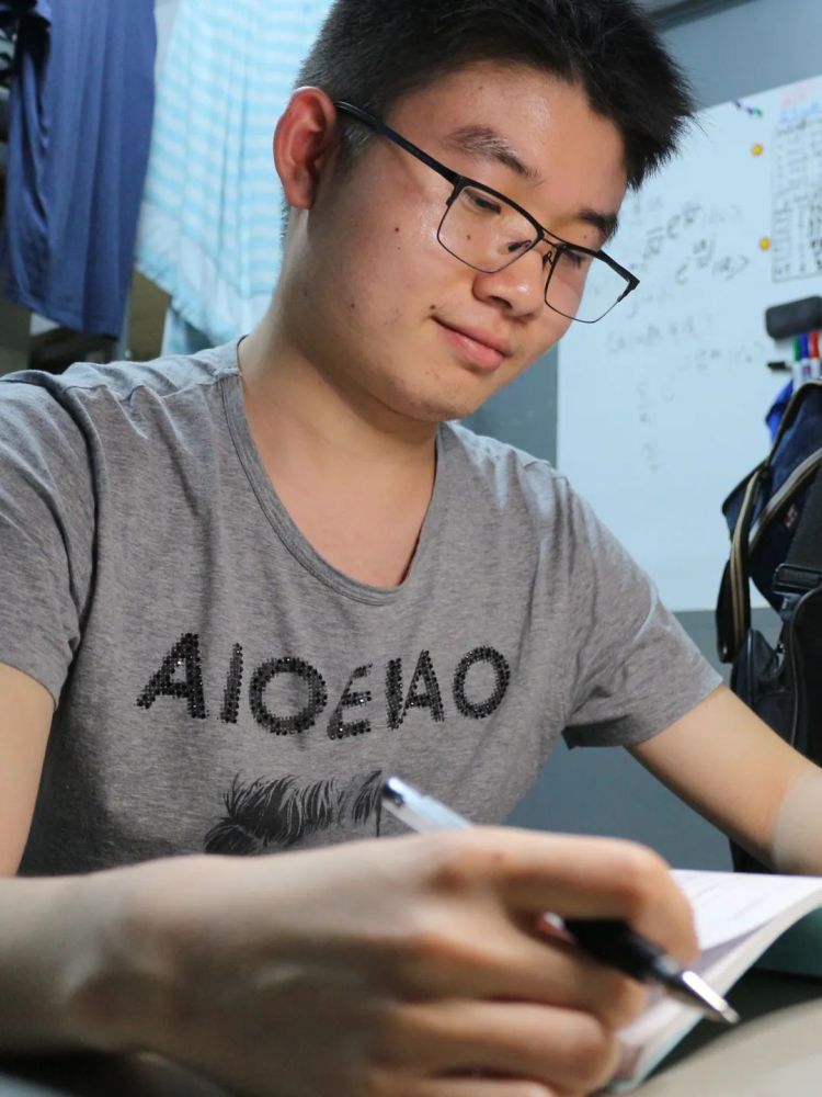沈晨航 人民奖学金张宇轩 人民奖学金,优秀学生陈烽 国家奖学金