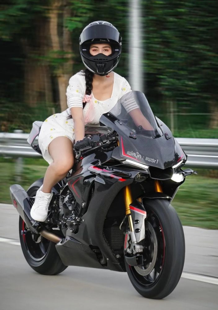 骑士小姐姐和她的雅马哈r1,会骑摩托车的小姐姐也太酷