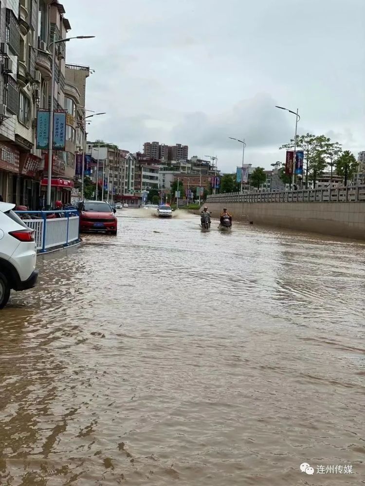 强降雨致连州多条街道水浸街,请市民注意出行安全!