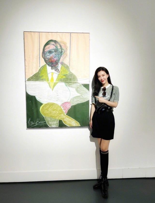 田朴珺不愧是商圈精英,一袭无袖连衣裙,穿出满满的高级感与格调