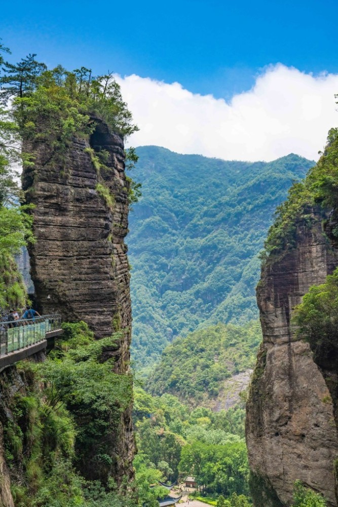 温州雁荡山灵岩景区,曾是《神雕侠侣》拍摄地,还有高空飞渡表演