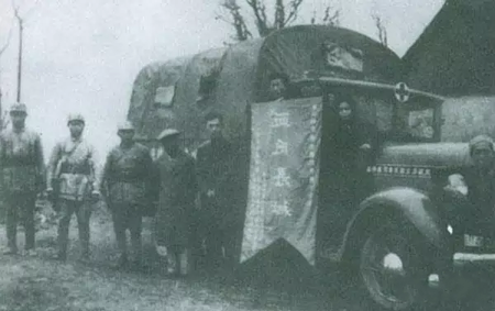 1939年1月,李克农代表八路军,新四军在桂林接受南洋华侨捐献的卡车和