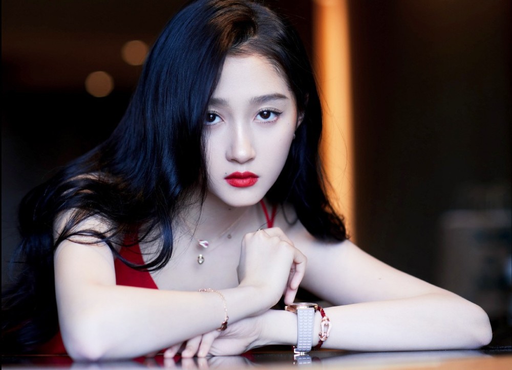 关晓彤身材不容忽视,穿裹身开叉裙突出曲线,模特比例咋穿咋美