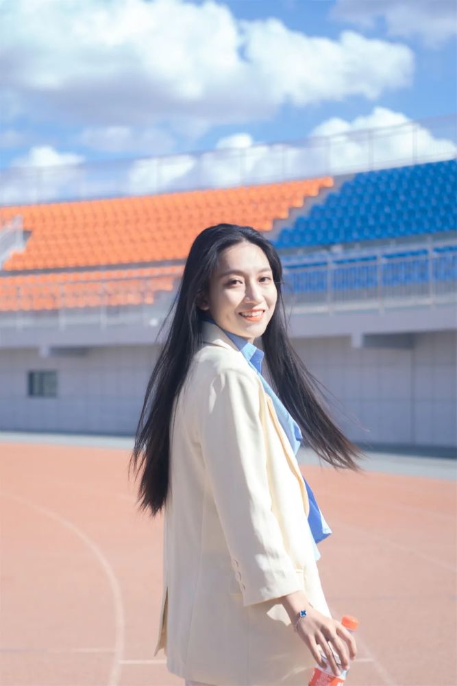 内蒙古一高校帅哥美女初夏都这么穿!