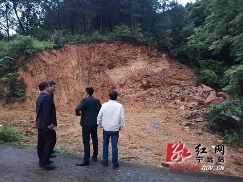 由于近期持续降雨,5月18日,宁远县清水桥镇负责人连夜带领镇国土规划