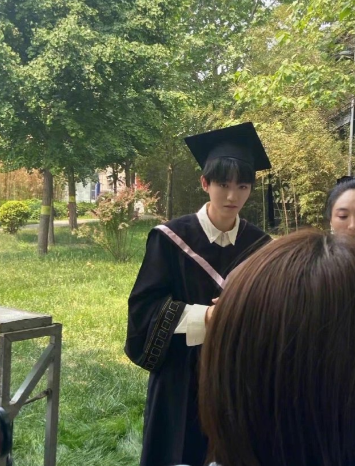 王俊凯大学毕业照来了!打扮帅气,在站位方面,同班同学