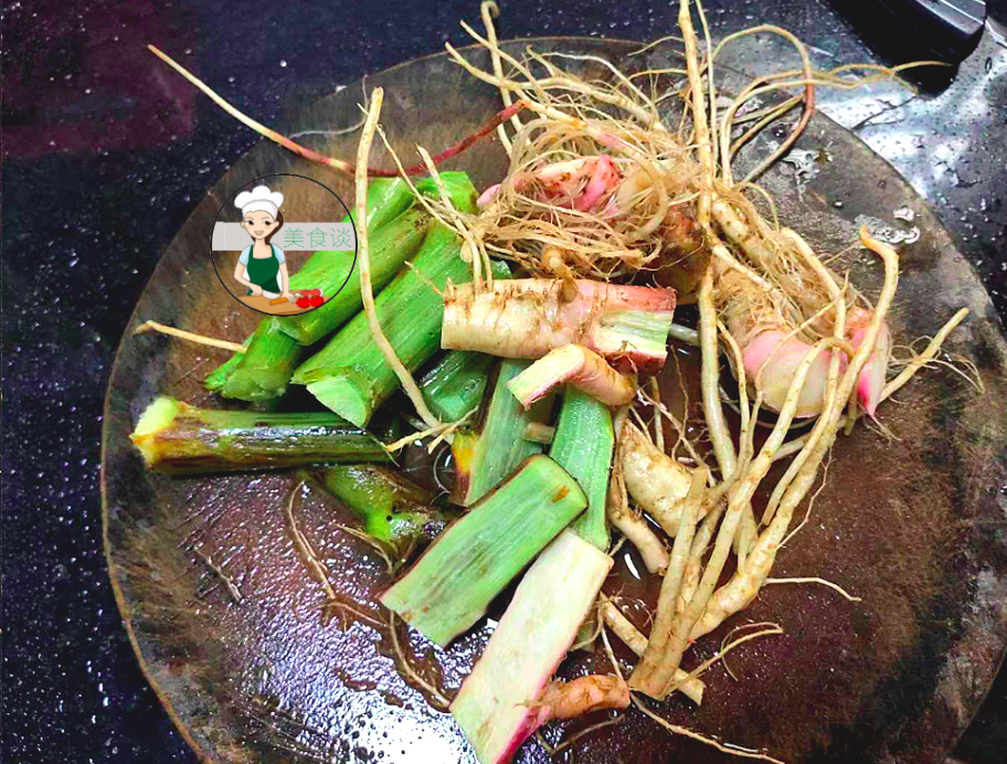 2,苋菜根和苋菜杆清洗干净,菜梗的部分要把沙子充分清洗干净,切成小段