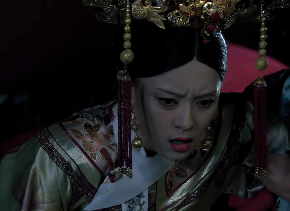 甄嬛传:甄嬛生双胞胎时,特意在被子上撒上菊花,其中寓意太讽刺