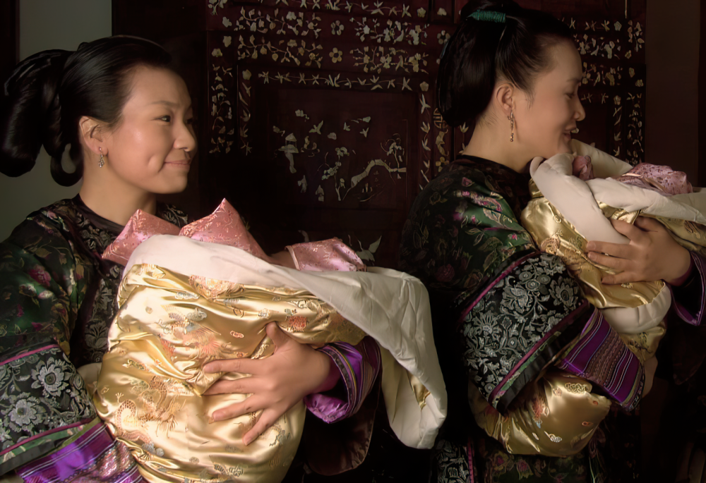 甄嬛传:甄嬛生双胞胎时,特意在被子上撒上菊花,其中寓意太讽刺