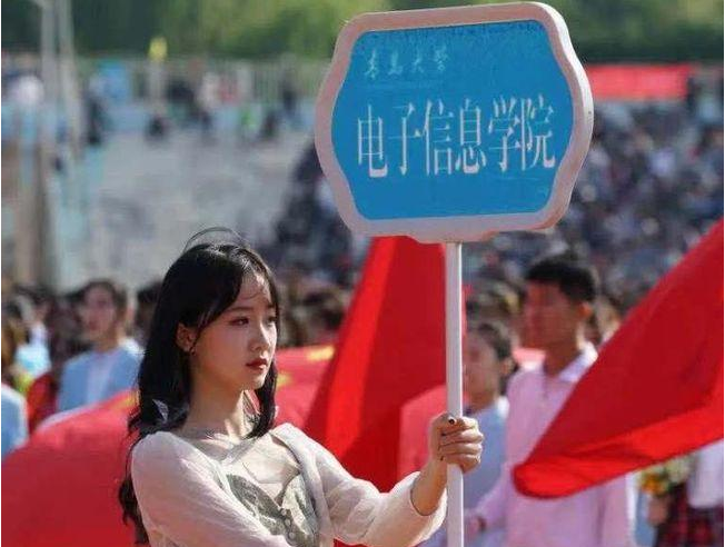 青岛大学举牌美女走红,面容精致,身材匀称,好似仙女下凡一般