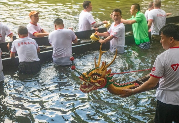 起龙船!四百年泮塘"老龙"出水