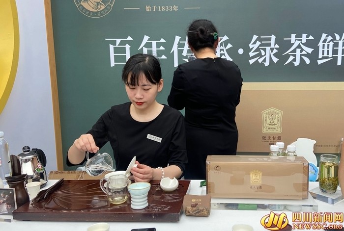 游客品茶