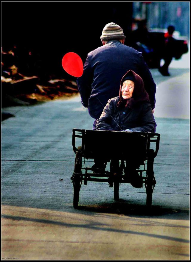 本文话题:珍惜你身边的另一位,那是将来陪着你一起慢慢变老的老伴.