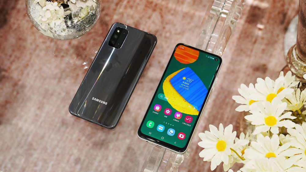 三星悄悄上架新机:120hz全视屏 4500mah,仅1999元