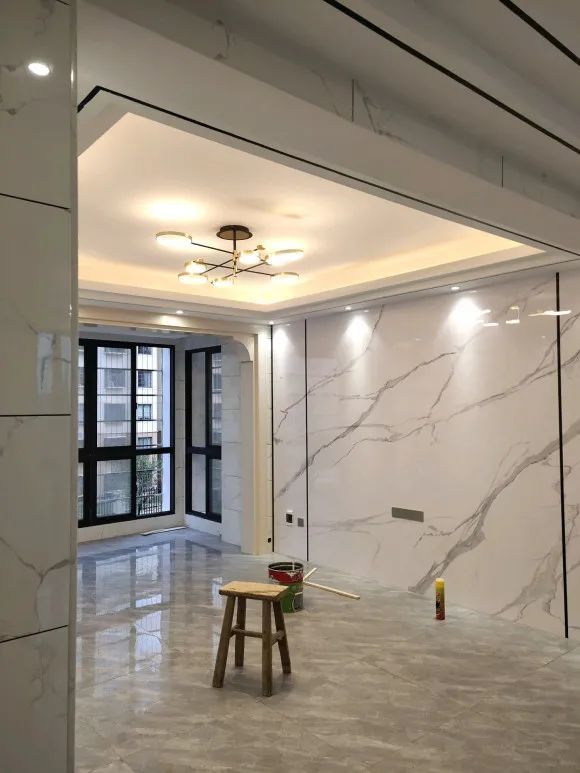 全屋都是瓷砖上墙了,客厅的阳台直接包进来了,因为客厅的空间不大,做