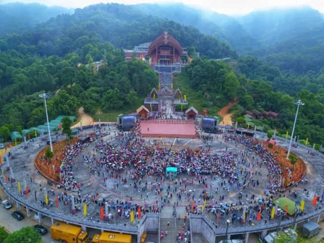 黎峒文化园位于海南省五指山市水满乡五指山第一峰山麓,黎祖大殿背靠