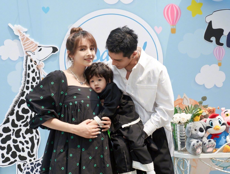 麦迪娜又怀孕粉丝期待二胎生女哪知配图中的2岁丹尼尔抢风头