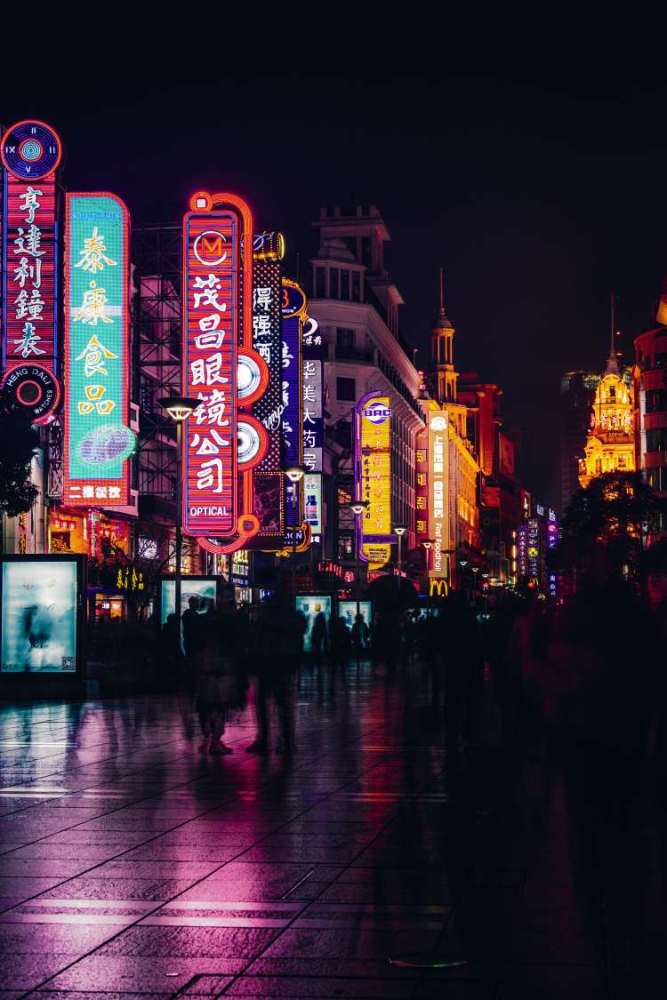 霓虹灯照亮了这个城市的建筑和河流,夜上海别有一番风味./ unsplash