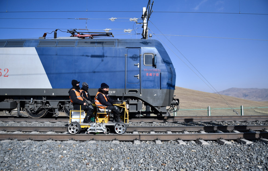 中国高铁世界第一,青藏铁路火车头要从美国进口?为何不自己造