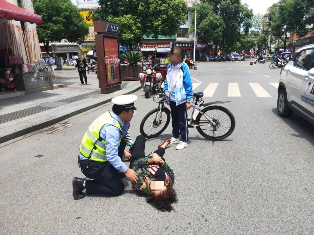 抬头望去,只见在斑马线附近一名女中学生骑自行车与一名中年妇女相撞