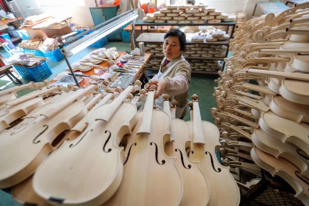 在泰兴黄桥镇一乐器公司,工人在制作小提琴