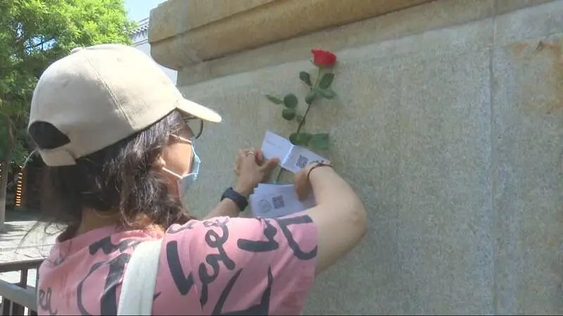 古城街头出现"应急玫瑰"!