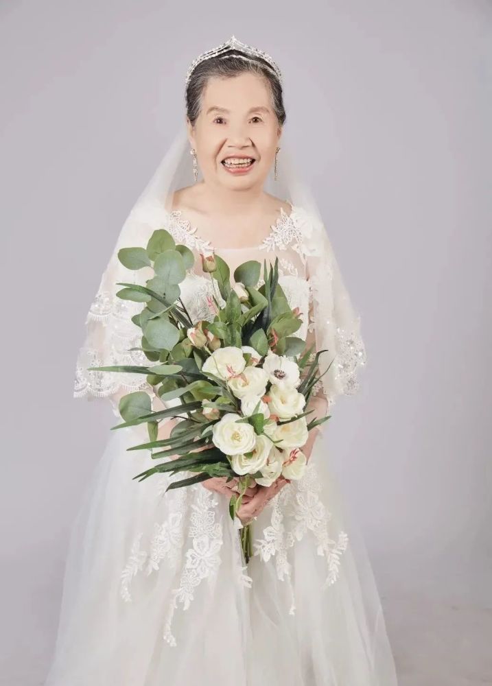 浪漫!老人补拍婚纱照,原来幸福的样子如此美好