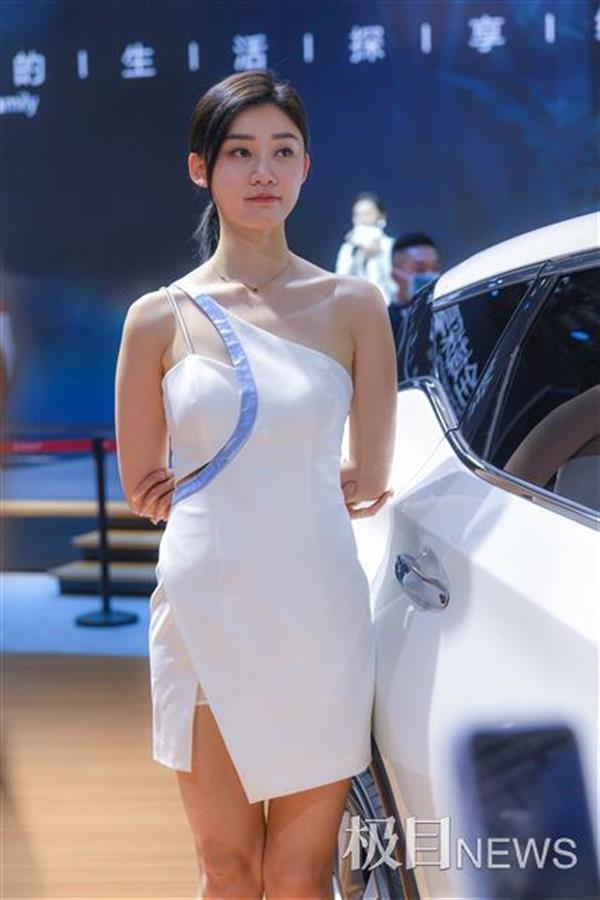 武汉华中国际车展开幕,张瑞尔等网红车模来助阵秀车