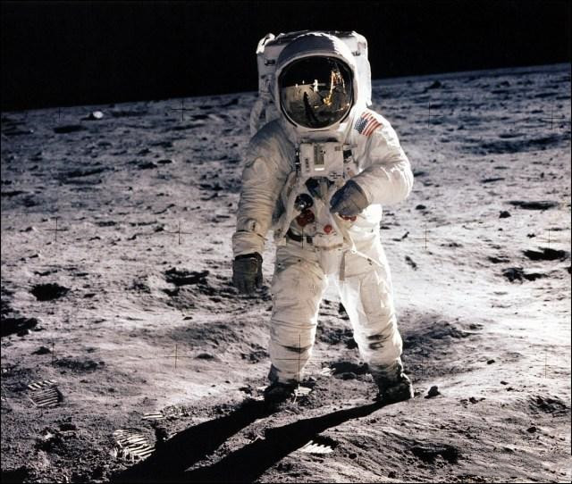 从月球返回的宇航员坚称宇宙有操控者难道他们发现了什么