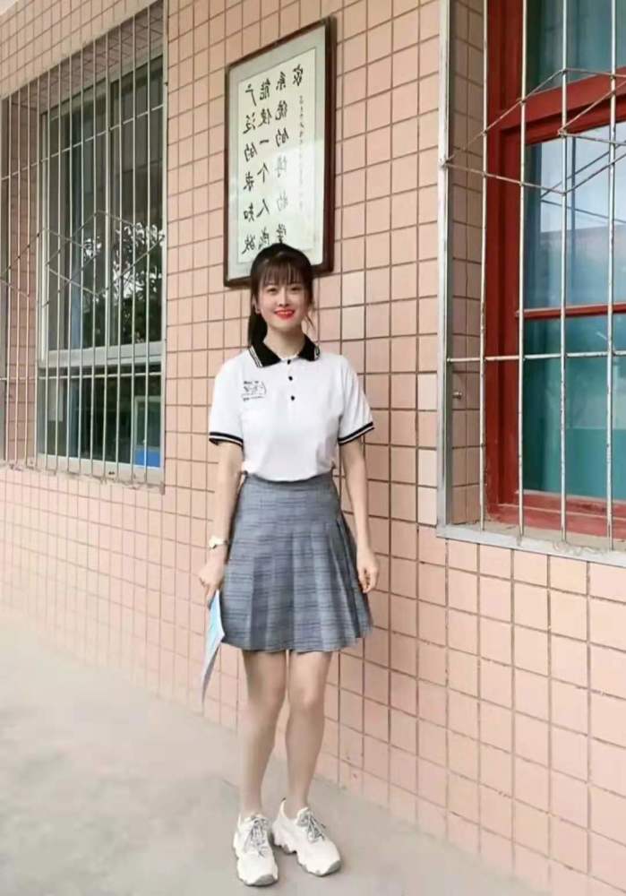 老师穿"超短裙"上课,学生欣喜若狂,家长表示很担忧!