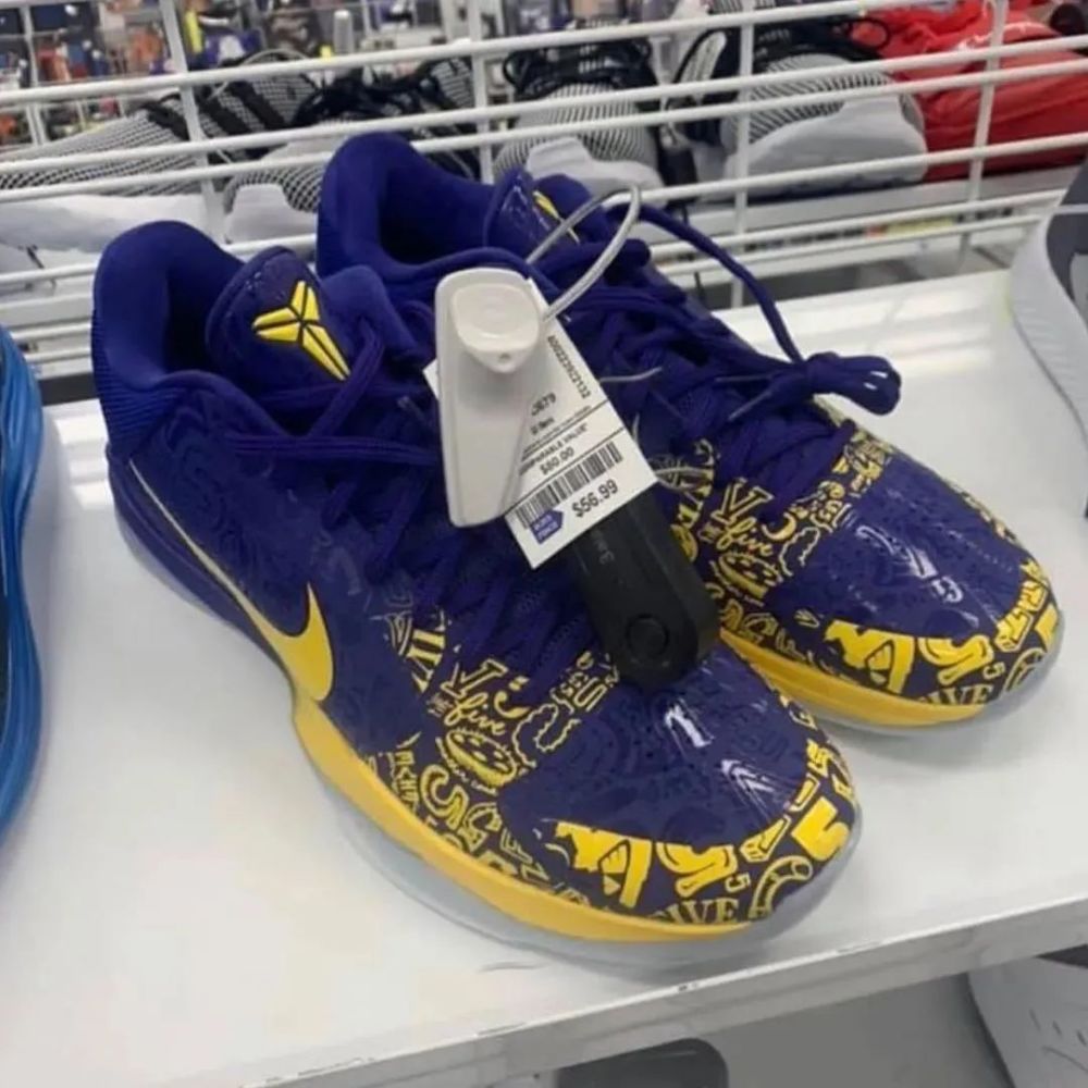 耐克kobe5"李小龙"半价摆上货架,羡慕了?