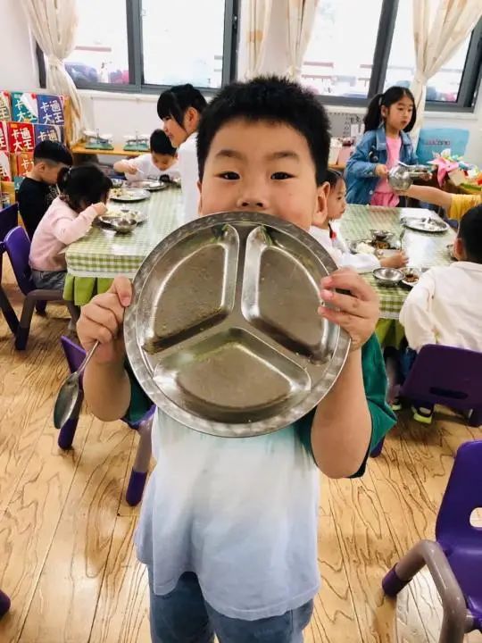 20"中国学生营养日的主题——"珍惜盘中餐,粒粒助健康"以及幼儿成长的
