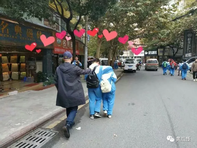 梦见差点掉河里被别人拉上来，寓意与解析